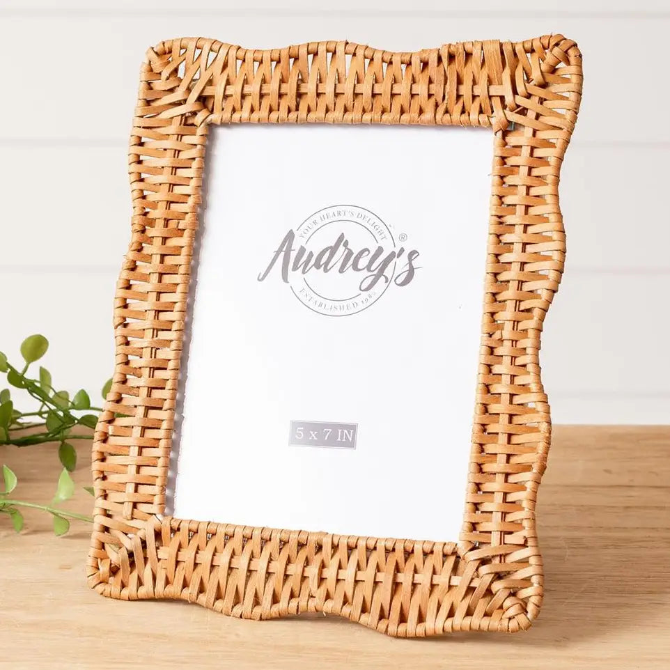 Wicker Scalloped Photo Frame